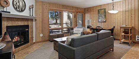 Televisio, takka, DVD-soitin, pöytäjalkapallopöytä