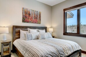 3 habitaciones, escritorio y tabla de planchar con plancha 