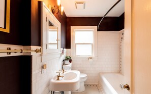 Combined shower/bathtub, eco-friendly toiletries, hair dryer, towels - Emerald City Garden Home (Seattle)