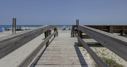 Beachy 4br 2 1/2 ba Beachfront condo w/ Waterview