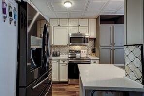 Jääkaappi, mikroaaltouuni, uuni, liesi