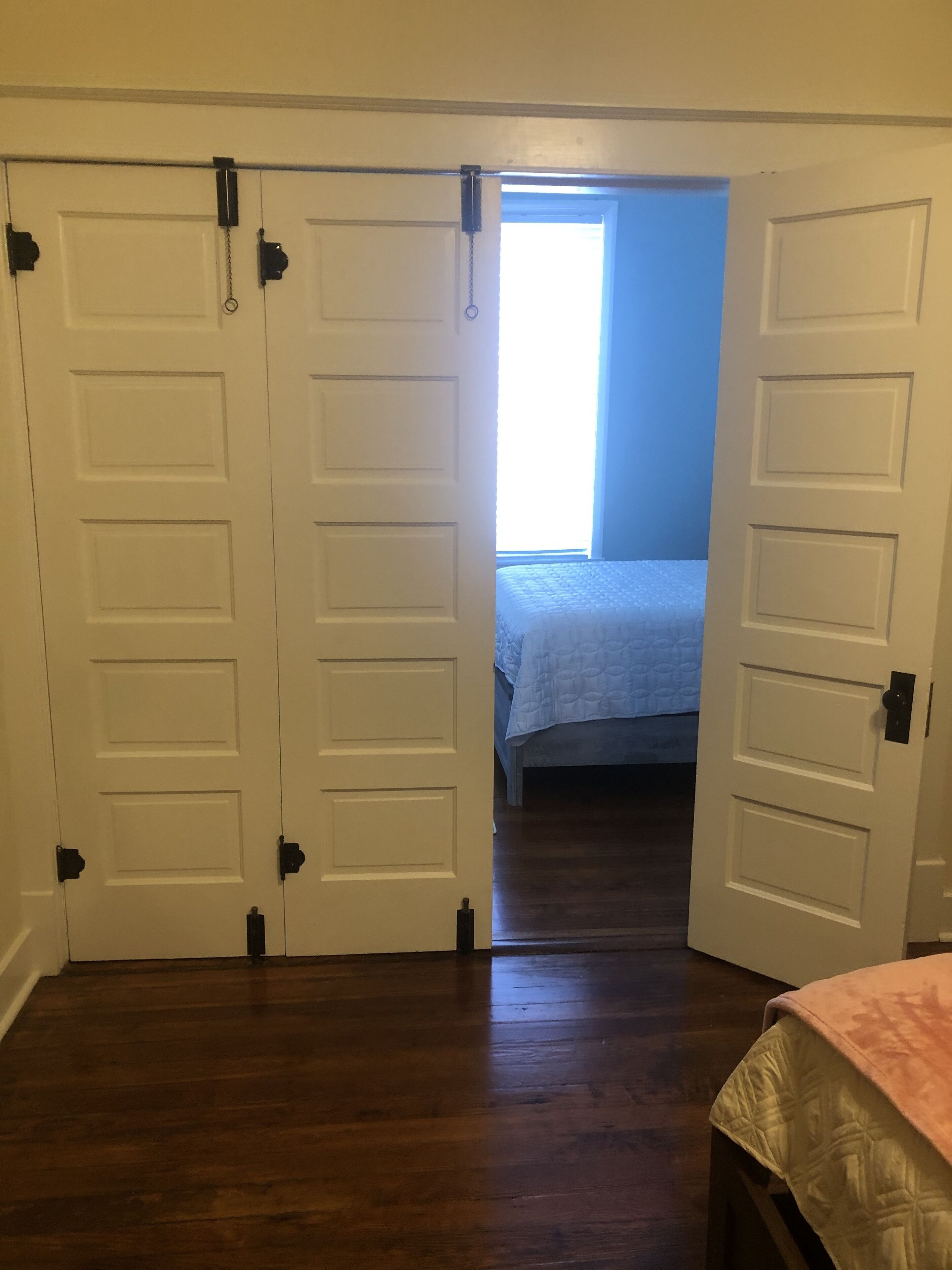 2 habitaciones, tabla de planchar con plancha, wifi y ropa de cama 