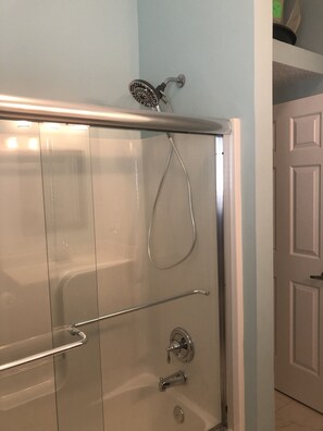 Ducha y bañera combinadas y toallas