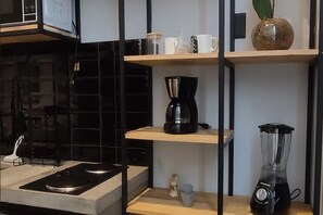 Een koelkast, een microgolfoven, een oven, een kookplaat