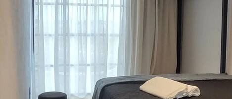 1 dormitorio, tabla de planchar con plancha, wifi y ropa de cama