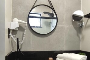 Dusche, Haartrockner, Handtücher, Seife