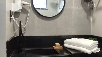 Dusche, Haartrockner, Handtücher, Seife