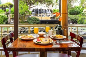 Outdoor dining - Convenient Stay in Hawaii! 2 Comfortable Units, Pets Allowed, Onsite Pool (Honolulu)