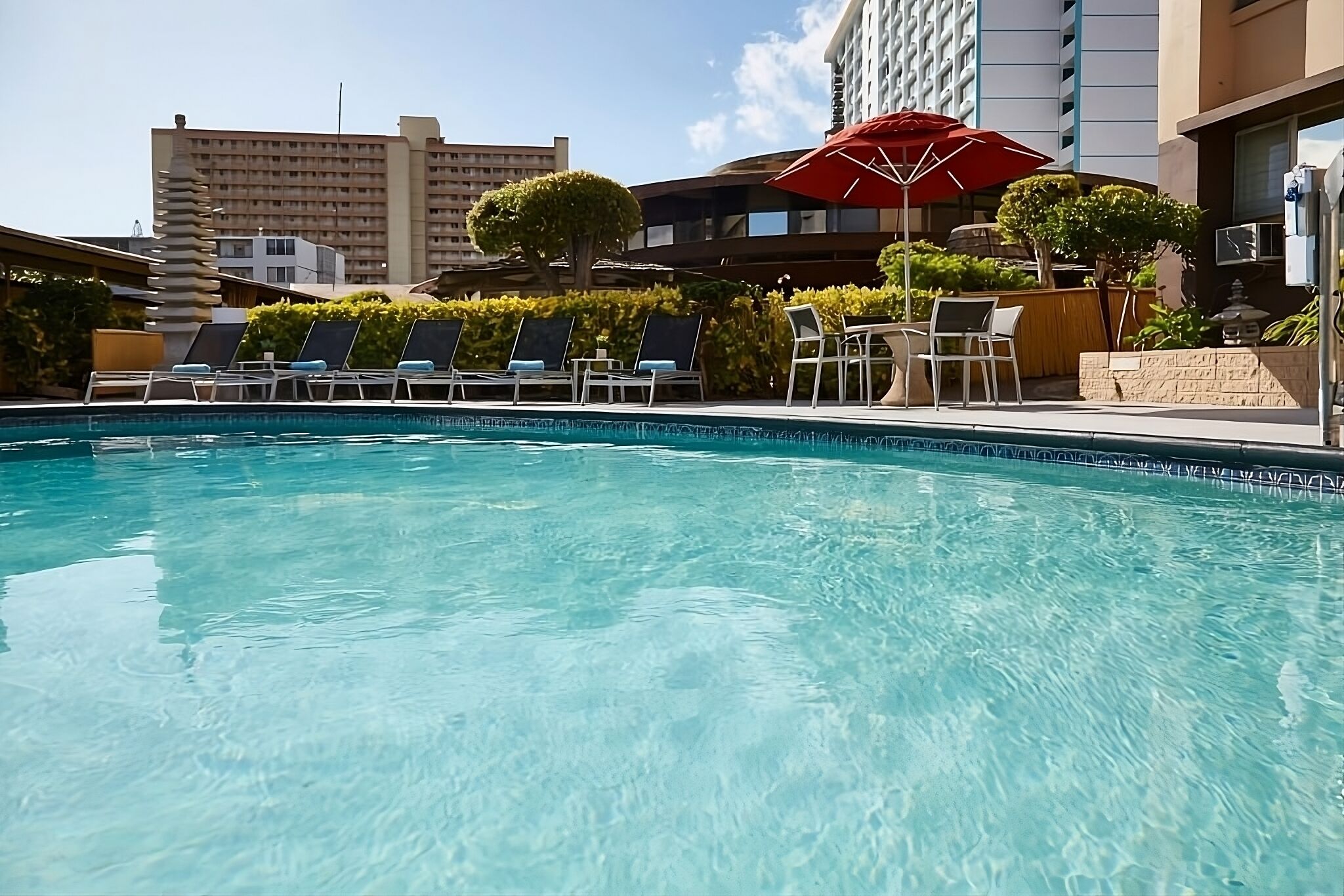 Relaxing Stay! Onsite Pool, Pets Allowed, Close to Waikiki Beach
