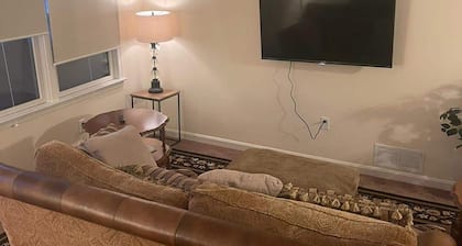 Large 2 bedroom house with private parking in a nice neighborhood