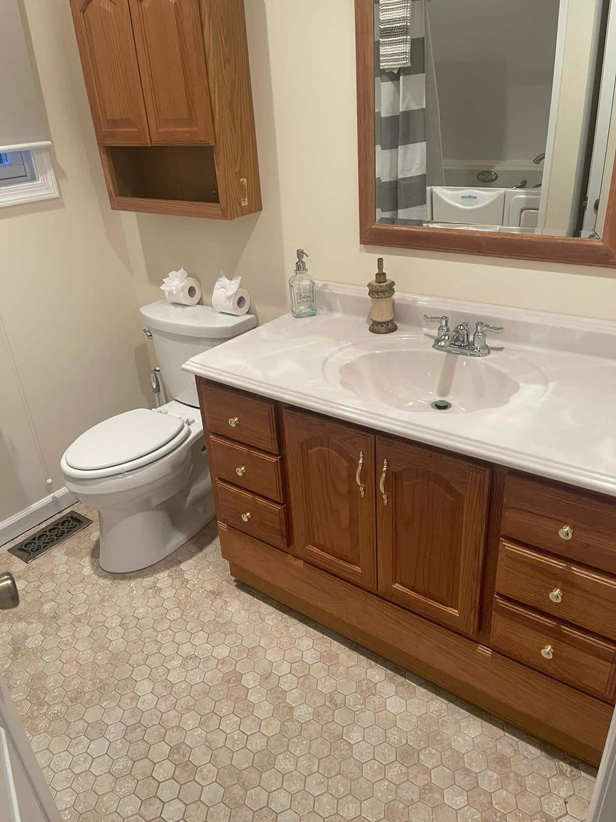 Ensemble baignoire-douche, séchoir à cheveux, serviettes fournies, savon