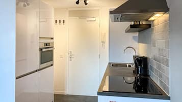 Een koelkast, een kookplaat, een vaatwasser