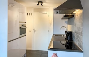 Réfrigérateur, micro-ondes, plaque de cuisson, lave-vaisselle