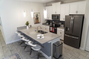 Køleskab, mikrobølgeovn, ovn, kogeplade