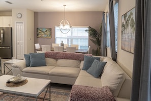 Smart TV - Fun & relaxing 2 King Suite home with free parking steps away from Disney! (Kissimmee)