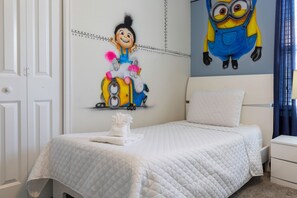 5 bedrooms, in-room safe, iron/ironing board, travel crib - Fun & relaxing 2 King Suite home with free parking steps away from Disney! (Kissimmee)