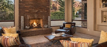 Sedona Luxury Retreat: Spacious 4BR home in Village of Oak Creek with stunning red rock views.