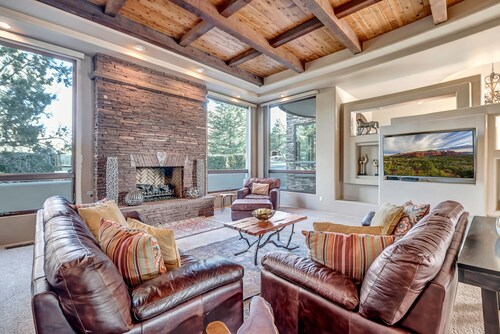 Sedona Luxury Retreat: Spacious 4BR home in Village of Oak Creek with stunning red rock views.