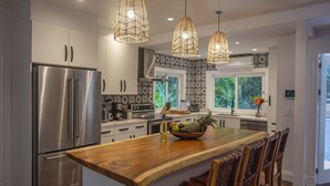 Villa | Private kitchen | Full-sized fridge, microwave, eco-friendly cleaning products, freezer - Casa Punta Uva (Cahuita)