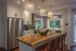 Villa | Cocina privada | Frigorífico grande, microondas y productos de limpieza ecológicos