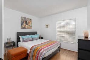 3 habitaciones, escritorio y tabla de planchar con plancha