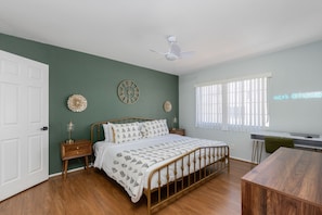 3 Schlafzimmer, Schreibtisch, Bügeleisen/Bügelbrett, Reisekinderbett