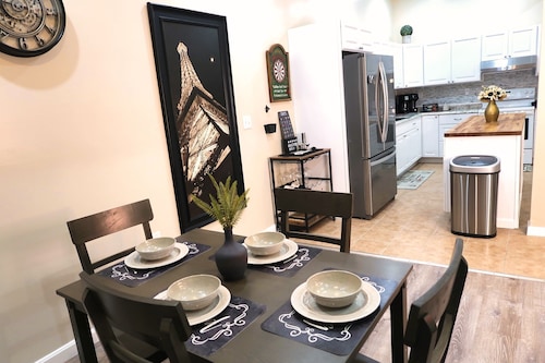 Cozy 3 Bedroom Apartment Minute's From Downtown Lawrence