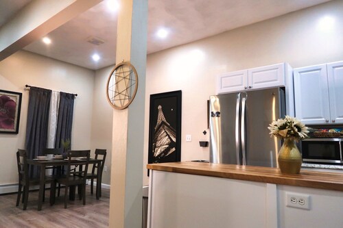 Cozy 3 Bedroom Apartment Minute's From Downtown Lawrence