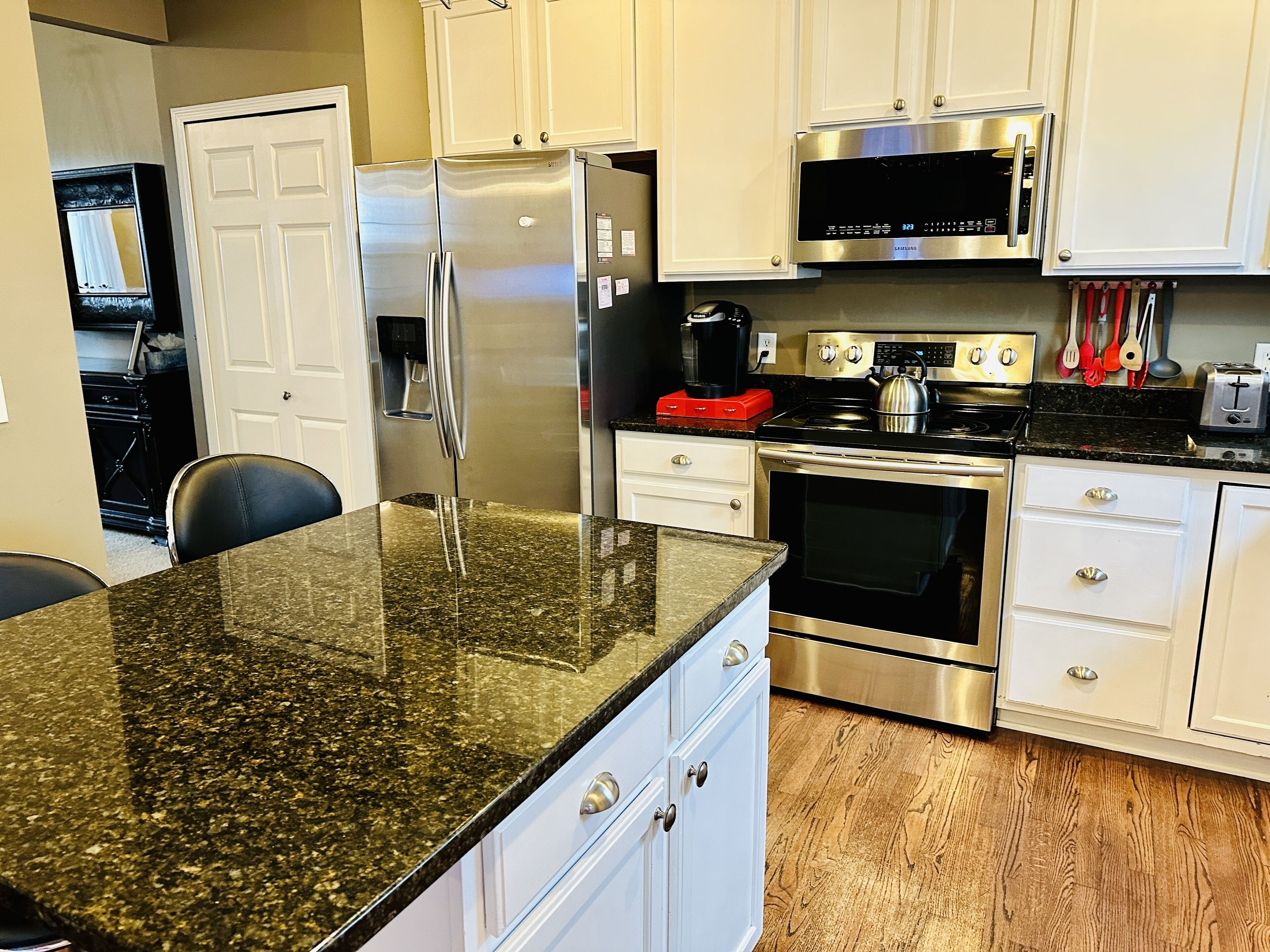 Refrigerador, microondas, horno y parrilla de estufa 