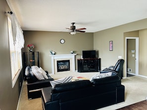 Smart TV, fireplace