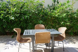 Outdoor dining - Newly Built Home, 3 bedrooms (Escondido)