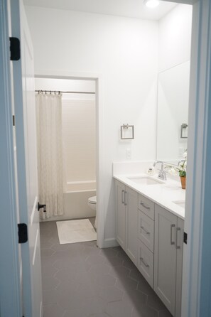 Bathtub, hair dryer, towels, soap - Newly Built Home, 3 bedrooms (Escondido)