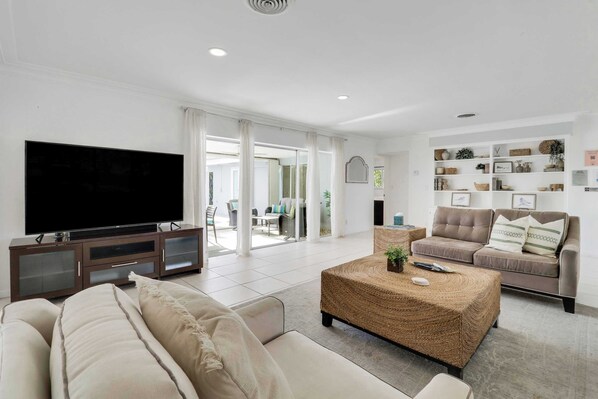 TV - 4 Bedroom Pool Home - Walk to the Beach! (West Palm Beach)