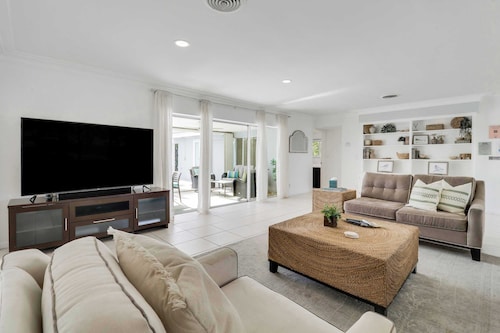 4 Bedroom Pool Home - Walk to the Beach!