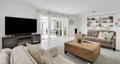 4 Bedroom Pool Home - Walk to the Beach!