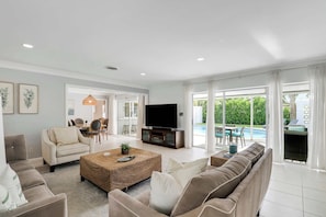 TV - 4 Bedroom Pool Home - Walk to the Beach! (West Palm Beach)