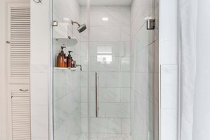 Douche, séchoir à cheveux, serviettes fournies, savon