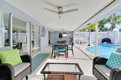 4 Bedroom Pool Home - Walk to the Beach!