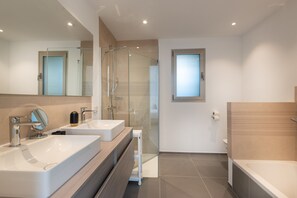 Baignoire, sèche-cheveux, serviettes fournies