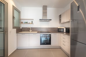 Kühlschrank, Mikrowelle, Ofen, Geschirrspüler