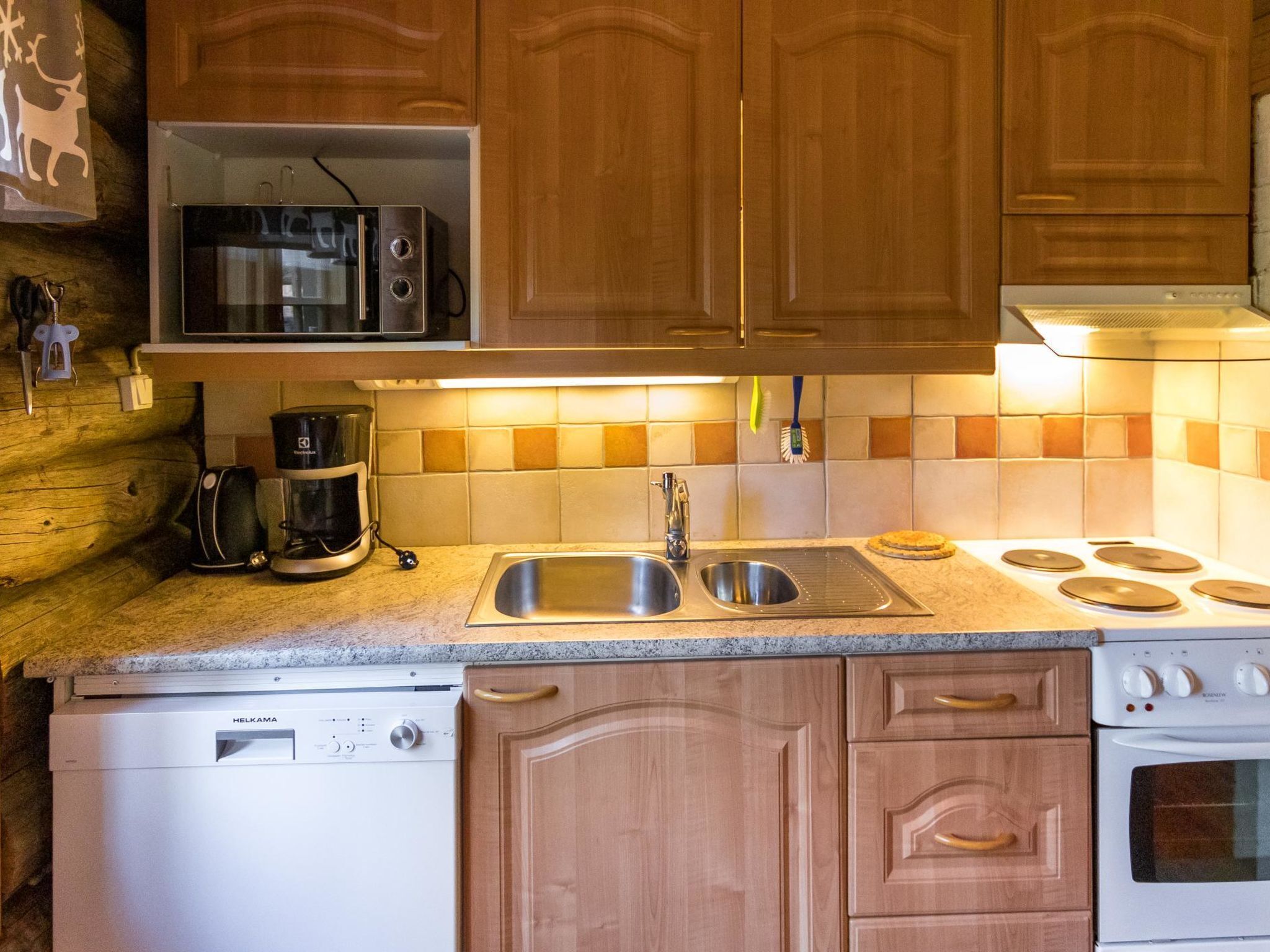 Kühlschrank, Mikrowelle, Geschirrspüler, Kochgeschirr/Geschirr/Besteck