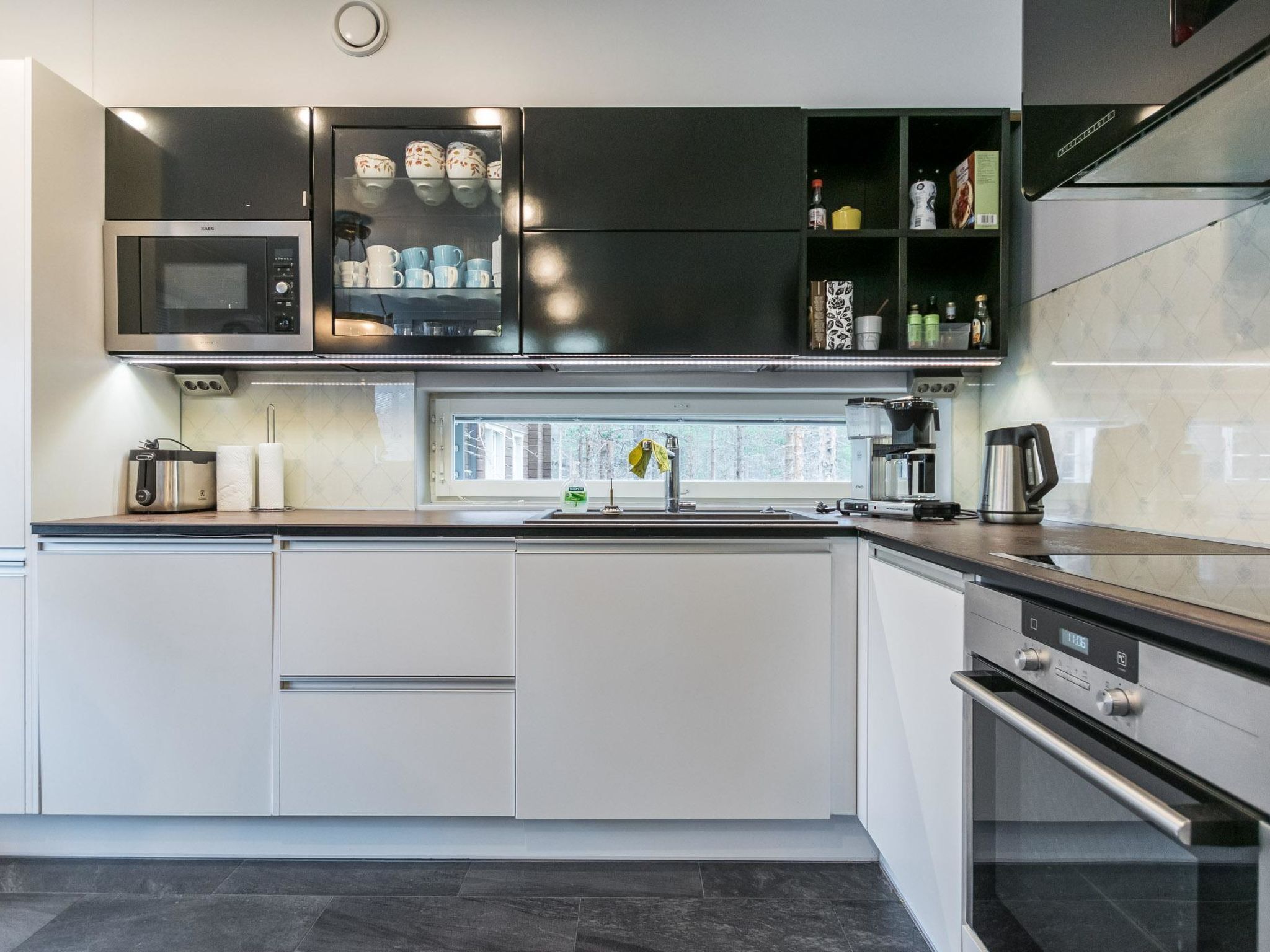 Réfrigérateur, micro-ondes, lave-vaisselle, chaise haute