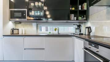 Een koelkast, een microgolfoven, een vaatwasser, een kinderstoel