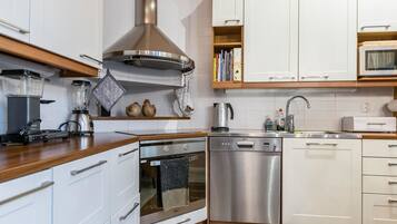 Fridge, microwave, dishwasher, cookware/dishes/utensils