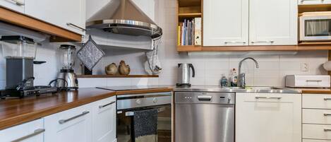 Kühlschrank, Mikrowelle, Geschirrspüler, Kochgeschirr/Geschirr/Besteck