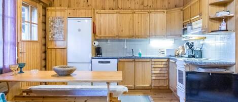 Jääkaappi, mikroaaltouuni, astianpesukone