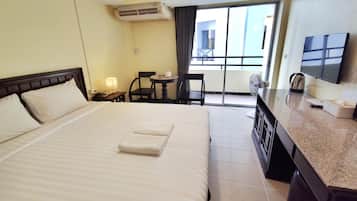 Chambre Supérieure, 1 trÚs grand lit, balcon, vue piscine