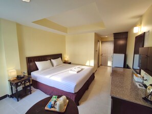 Desk, blackout curtains, free WiFi, bed sheets - The ChanThong Hotel Pattaya (Pattaya)