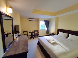 Standard Room, 1 King Bed, Pool View | Desk, blackout drapes, free WiFi, bed sheets - The ChanThong Hotel Pattaya (Pattaya)