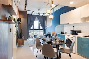 Comfort Apartment | Living room | 40-inch Smart TV with cable channels, TV